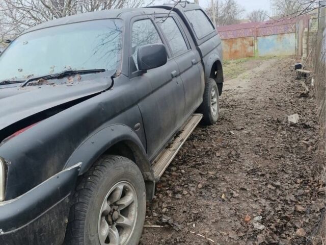 Черный Мицубиси Л 200, объемом двигателя 2.5 л и пробегом 500 тыс. км за 2611 $, фото 2 на Automoto.ua