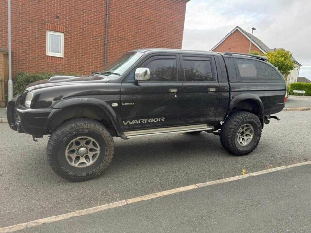 Черный Мицубиси Л 200, объемом двигателя 2.5 л и пробегом 150 тыс. км за 6500 $, фото 1 на Automoto.ua