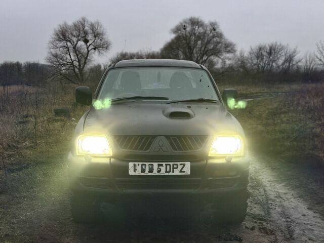 Черный Мицубиси Л 200, объемом двигателя 0 л и пробегом 232 тыс. км за 4100 $, фото 1 на Automoto.ua