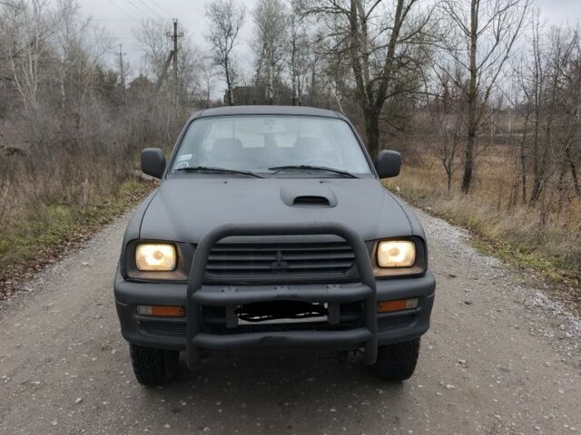 Черный Мицубиси Л 200, объемом двигателя 2.5 л и пробегом 220 тыс. км за 4500 $, фото 1 на Automoto.ua