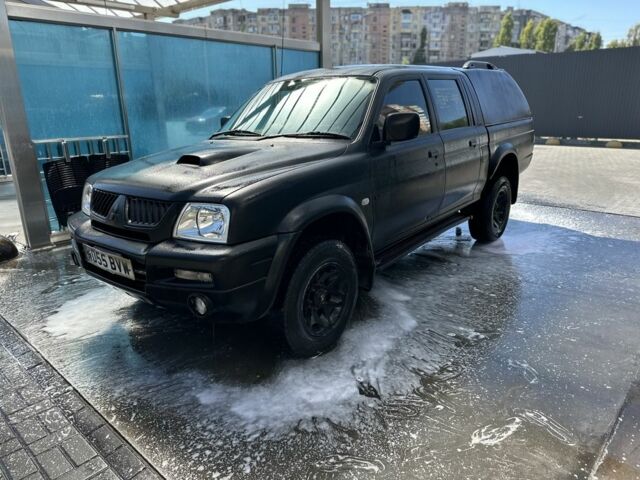 Черный Мицубиси Л 200, объемом двигателя 2.5 л и пробегом 150 тыс. км за 3300 $, фото 2 на Automoto.ua