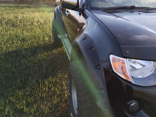 Черный Мицубиси Л 200, объемом двигателя 0 л и пробегом 160 тыс. км за 7578 $, фото 2 на Automoto.ua