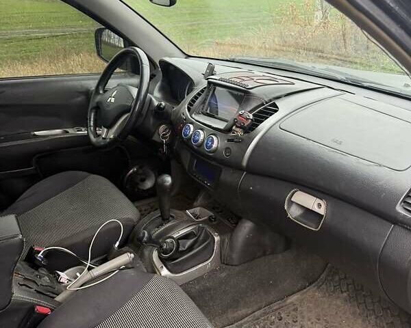 Черный Мицубиси Л 200, объемом двигателя 2.5 л и пробегом 500 тыс. км за 9300 $, фото 2 на Automoto.ua