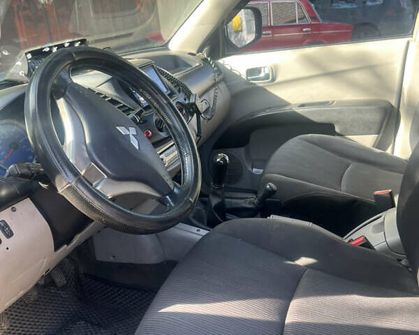 Черный Мицубиси Л 200, объемом двигателя 2.5 л и пробегом 287 тыс. км за 9000 $, фото 5 на Automoto.ua