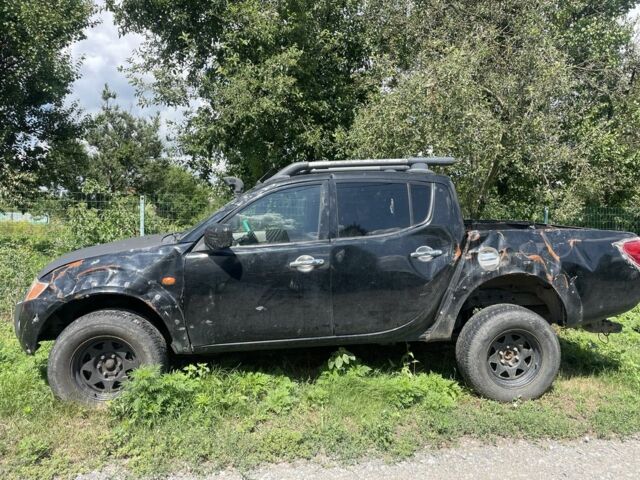 Черный Мицубиси Л 200, объемом двигателя 2.5 л и пробегом 300 тыс. км за 4311 $, фото 1 на Automoto.ua