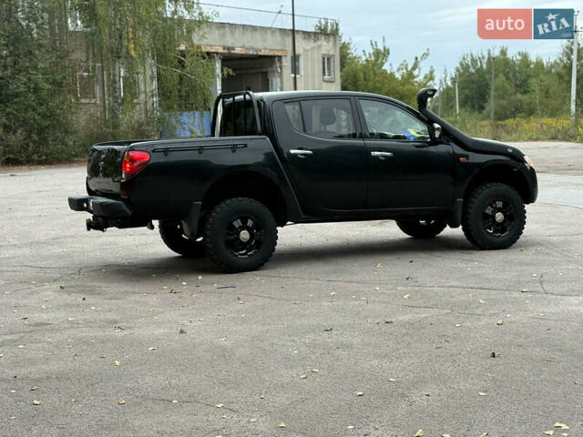 Черный Мицубиси Л 200, объемом двигателя 2.5 л и пробегом 152 тыс. км за 11800 $, фото 2 на Automoto.ua