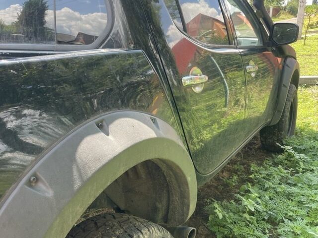 Черный Мицубиси Л 200, объемом двигателя 2.5 л и пробегом 300 тыс. км за 4311 $, фото 3 на Automoto.ua