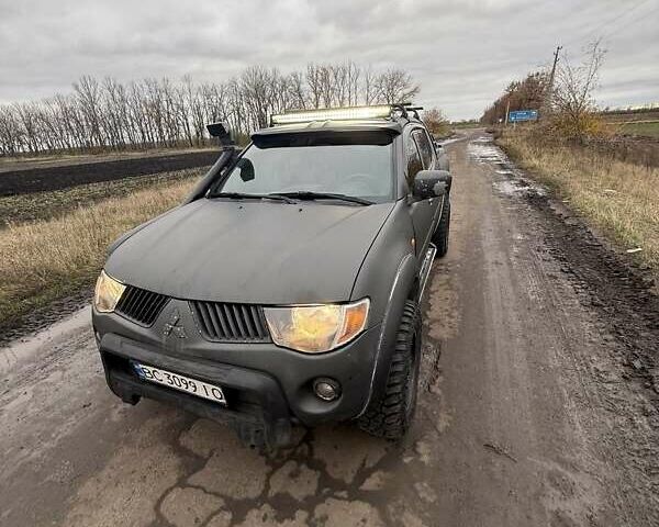 Черный Мицубиси Л 200, объемом двигателя 2.5 л и пробегом 500 тыс. км за 9300 $, фото 7 на Automoto.ua