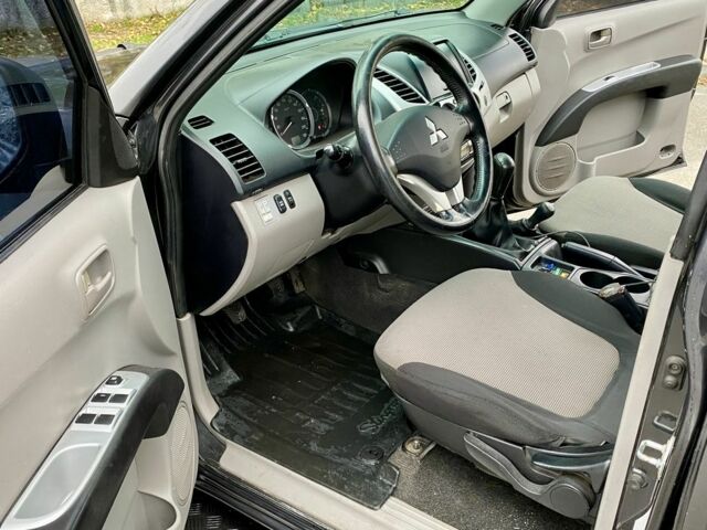 Черный Мицубиси Л 200, объемом двигателя 2.5 л и пробегом 185 тыс. км за 13500 $, фото 7 на Automoto.ua