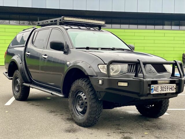 Черный Мицубиси Л 200, объемом двигателя 2.5 л и пробегом 185 тыс. км за 13500 $, фото 1 на Automoto.ua