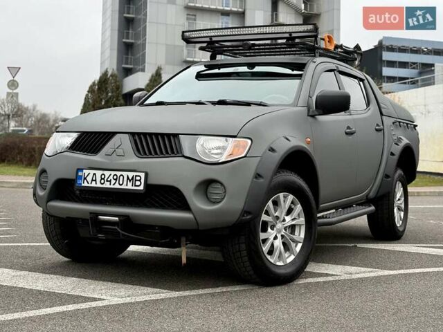 Черный Мицубиси Л 200, объемом двигателя 2.48 л и пробегом 232 тыс. км за 13900 $, фото 1 на Automoto.ua