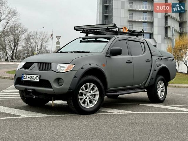 Черный Мицубиси Л 200, объемом двигателя 2.48 л и пробегом 232 тыс. км за 13900 $, фото 3 на Automoto.ua