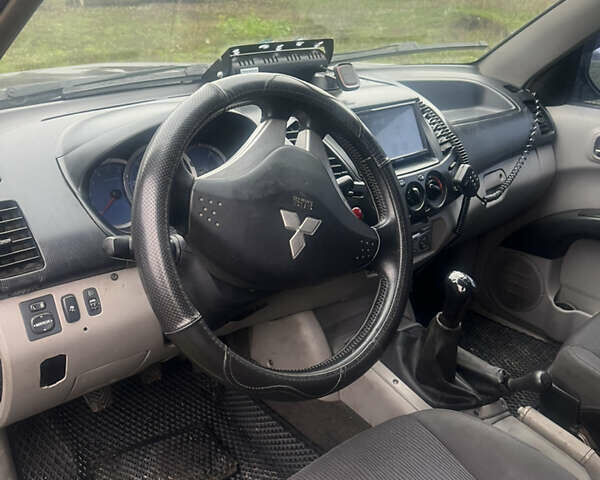 Черный Мицубиси Л 200, объемом двигателя 2.5 л и пробегом 287 тыс. км за 9000 $, фото 4 на Automoto.ua