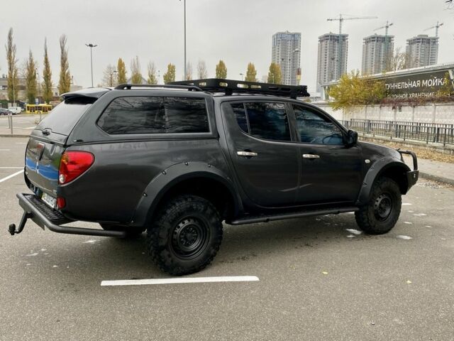 Черный Мицубиси Л 200, объемом двигателя 2.5 л и пробегом 185 тыс. км за 13500 $, фото 2 на Automoto.ua