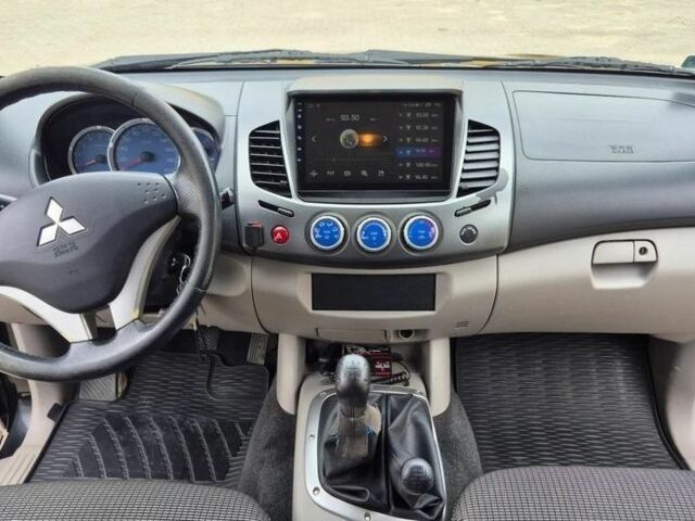 Черный Мицубиси Л 200, объемом двигателя 2.5 л и пробегом 278 тыс. км за 4200 $, фото 5 на Automoto.ua