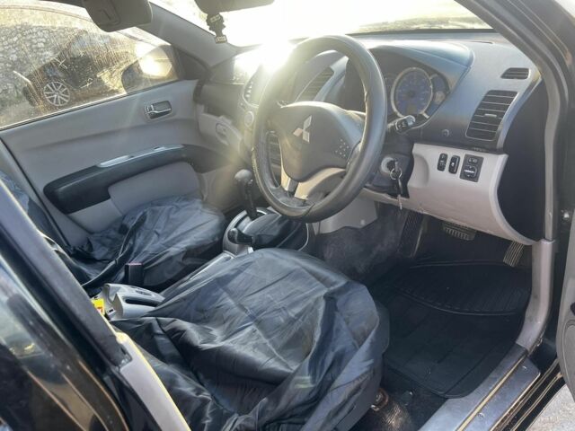 Черный Мицубиси Л 200, объемом двигателя 2 л и пробегом 209 тыс. км за 5803 $, фото 2 на Automoto.ua