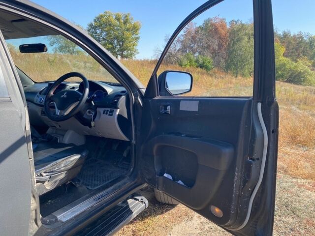 Черный Мицубиси Л 200, объемом двигателя 0 л и пробегом 177 тыс. км за 5500 $, фото 4 на Automoto.ua