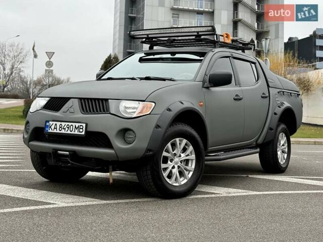 Черный Мицубиси Л 200, объемом двигателя 2.48 л и пробегом 232 тыс. км за 13900 $, фото 2 на Automoto.ua