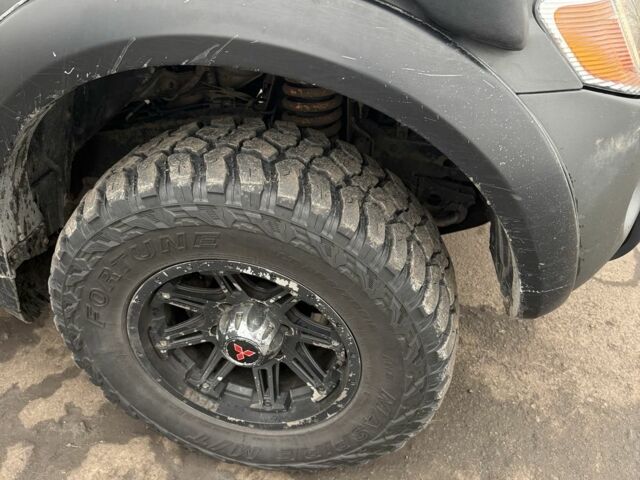 Чорний Міцубісі Л 200, об'ємом двигуна 2.5 л та пробігом 500 тис. км за 9300 $, фото 1 на Automoto.ua