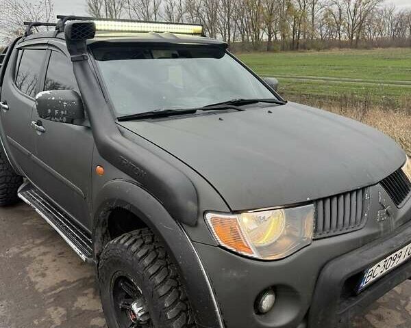 Черный Мицубиси Л 200, объемом двигателя 2.5 л и пробегом 500 тыс. км за 9300 $, фото 1 на Automoto.ua