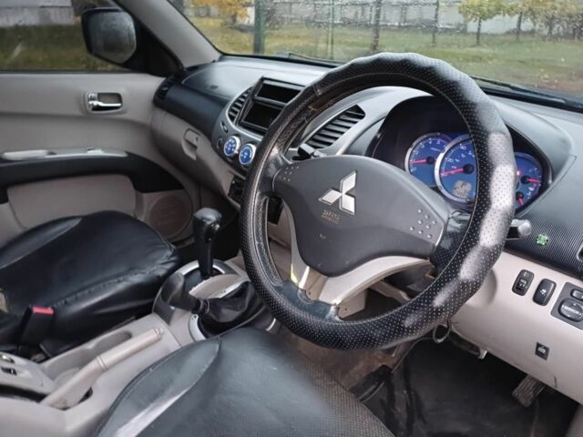 Черный Мицубиси Л 200, объемом двигателя 2.5 л и пробегом 170 тыс. км за 5900 $, фото 10 на Automoto.ua