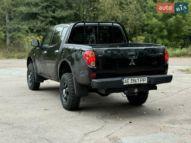 Черный Мицубиси Л 200, объемом двигателя 2.5 л и пробегом 152 тыс. км за 11800 $, фото 4 на Automoto.ua
