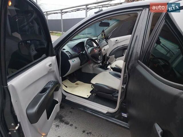 Чорний Міцубісі Л 200, об'ємом двигуна 2.48 л та пробігом 290 тис. км за 9900 $, фото 3 на Automoto.ua