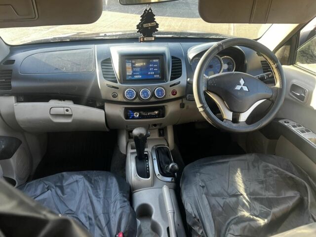 Черный Мицубиси Л 200, объемом двигателя 2 л и пробегом 209 тыс. км за 5803 $, фото 5 на Automoto.ua