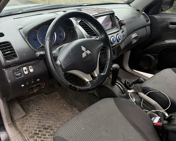 Черный Мицубиси Л 200, объемом двигателя 2.5 л и пробегом 500 тыс. км за 9300 $, фото 3 на Automoto.ua