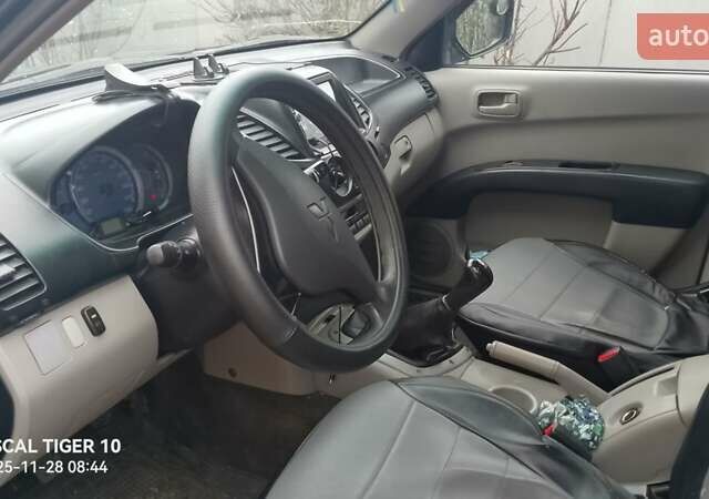 Чорний Міцубісі Л 200, об'ємом двигуна 2.48 л та пробігом 198 тис. км за 11500 $, фото 3 на Automoto.ua