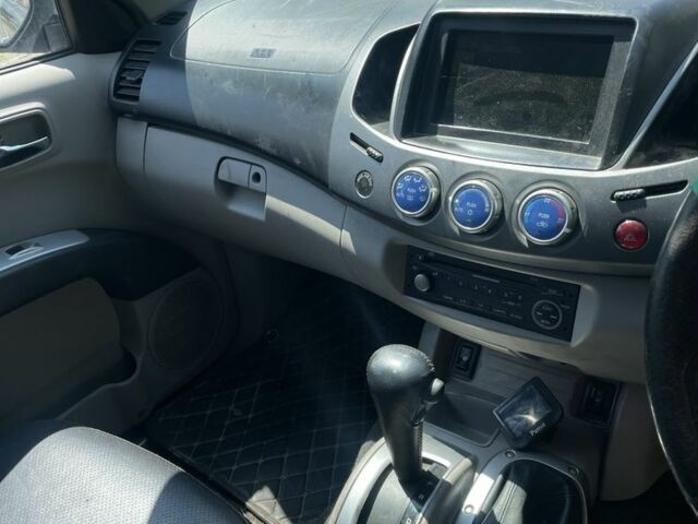 Черный Мицубиси Л 200, объемом двигателя 2.5 л и пробегом 300 тыс. км за 4311 $, фото 7 на Automoto.ua