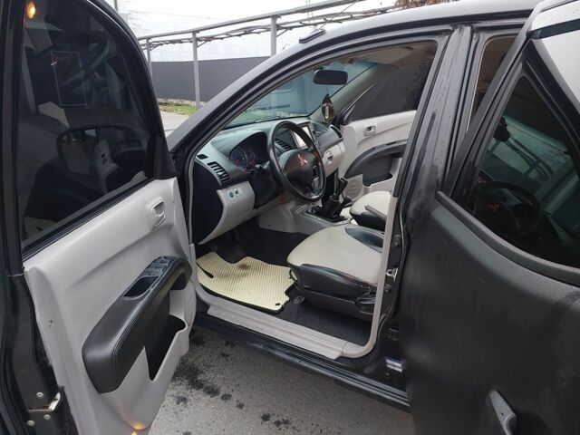 Черный Мицубиси Л 200, объемом двигателя 0 л и пробегом 300 тыс. км за 8000 $, фото 7 на Automoto.ua