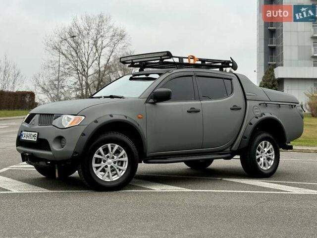 Черный Мицубиси Л 200, объемом двигателя 2.48 л и пробегом 232 тыс. км за 13900 $, фото 4 на Automoto.ua