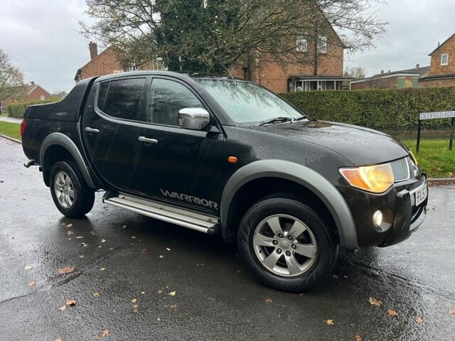 Черный Мицубиси Л 200, объемом двигателя 2.5 л и пробегом 190 тыс. км за 6655 $, фото 1 на Automoto.ua