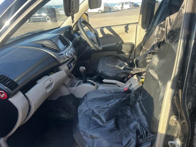 Черный Мицубиси Л 200, объемом двигателя 2 л и пробегом 209 тыс. км за 5803 $, фото 4 на Automoto.ua