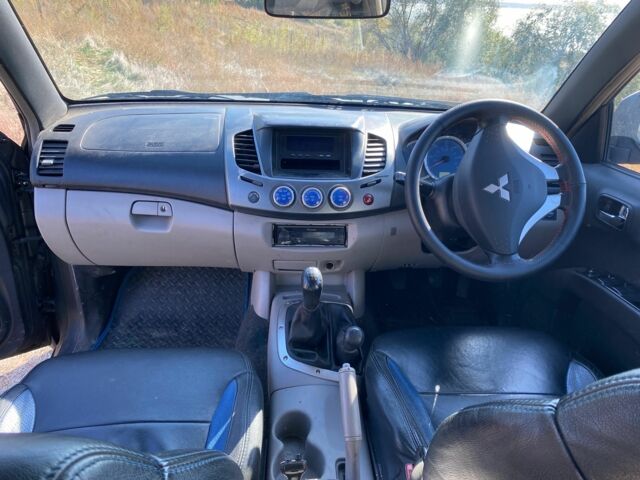 Черный Мицубиси Л 200, объемом двигателя 0 л и пробегом 177 тыс. км за 5500 $, фото 6 на Automoto.ua
