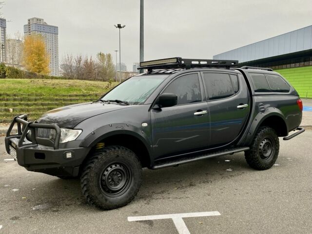 Черный Мицубиси Л 200, объемом двигателя 2.5 л и пробегом 185 тыс. км за 13500 $, фото 4 на Automoto.ua