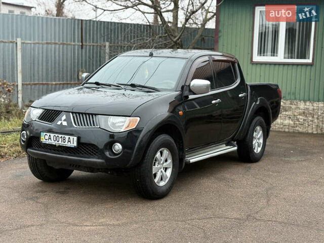 Черный Мицубиси Л 200, объемом двигателя 2.5 л и пробегом 261 тыс. км за 12300 $, фото 4 на Automoto.ua
