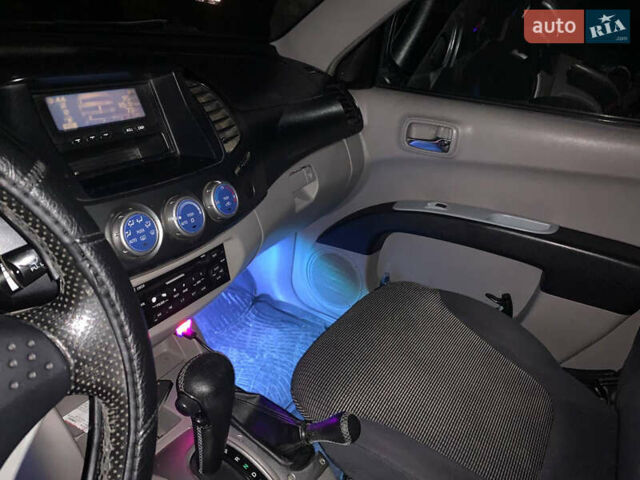 Черный Мицубиси Л 200, объемом двигателя 2.5 л и пробегом 221 тыс. км за 12800 $, фото 4 на Automoto.ua