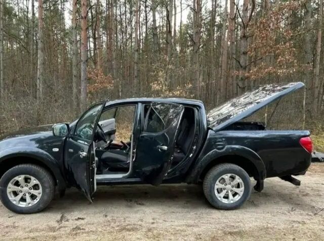 Чорний Міцубісі Л 200, об'ємом двигуна 2.5 л та пробігом 187 тис. км за 2950 $, фото 4 на Automoto.ua