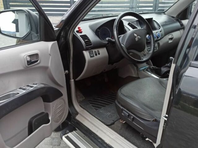 Черный Мицубиси Л 200, объемом двигателя 2.5 л и пробегом 270 тыс. км за 3424 $, фото 5 на Automoto.ua