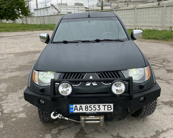 Черный Мицубиси Л 200, объемом двигателя 2.48 л и пробегом 305 тыс. км за 15000 $, фото 11 на Automoto.ua