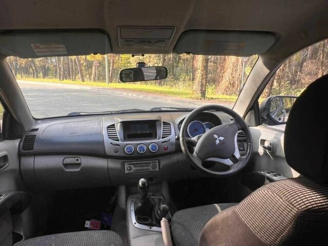 Черный Мицубиси Л 200, объемом двигателя 2.5 л и пробегом 180 тыс. км за 7200 $, фото 4 на Automoto.ua