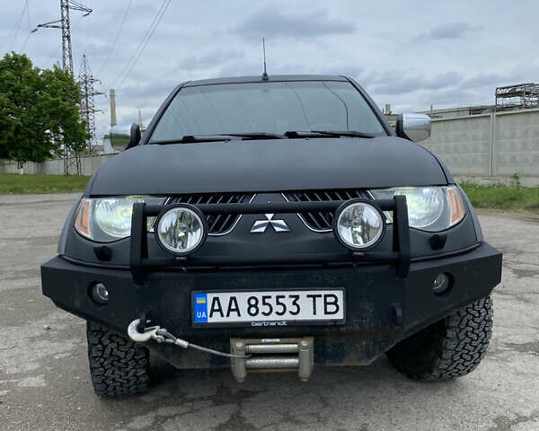 Черный Мицубиси Л 200, объемом двигателя 2.48 л и пробегом 305 тыс. км за 15000 $, фото 10 на Automoto.ua