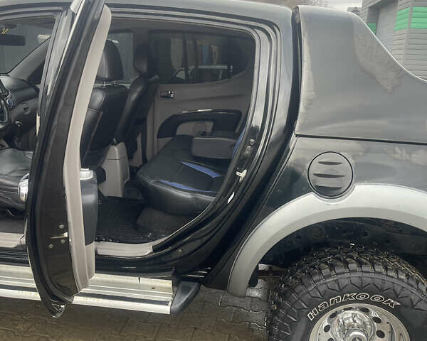 Черный Мицубиси Л 200, объемом двигателя 2.48 л и пробегом 370 тыс. км за 12750 $, фото 6 на Automoto.ua