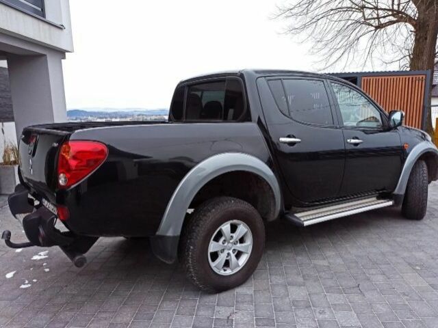 Черный Мицубиси Л 200, объемом двигателя 2.5 л и пробегом 270 тыс. км за 3424 $, фото 2 на Automoto.ua