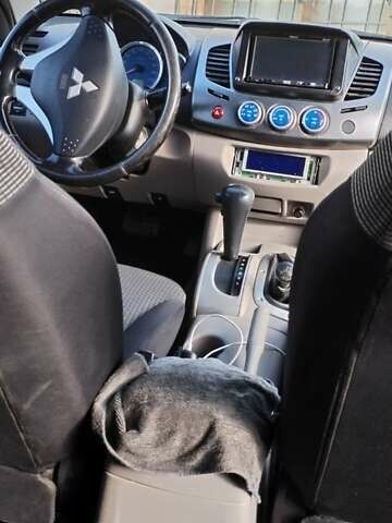 Черный Мицубиси Л 200, объемом двигателя 2.48 л и пробегом 291 тыс. км за 11000 $, фото 3 на Automoto.ua