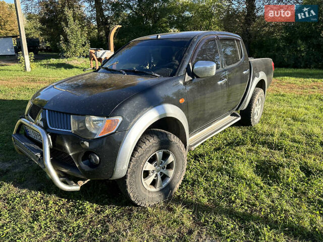 Черный Мицубиси Л 200, объемом двигателя 2.48 л и пробегом 320 тыс. км за 7500 $, фото 2 на Automoto.ua