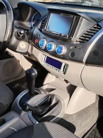 Черный Мицубиси Л 200, объемом двигателя 2.48 л и пробегом 291 тыс. км за 11000 $, фото 2 на Automoto.ua