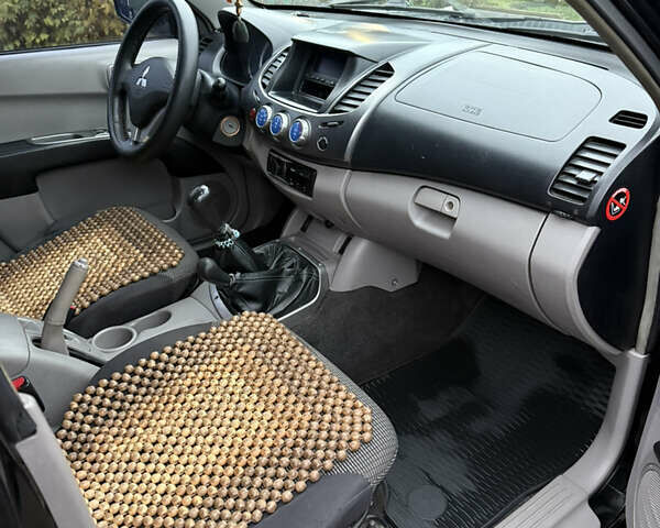 Черный Мицубиси Л 200, объемом двигателя 2.5 л и пробегом 261 тыс. км за 12300 $, фото 16 на Automoto.ua